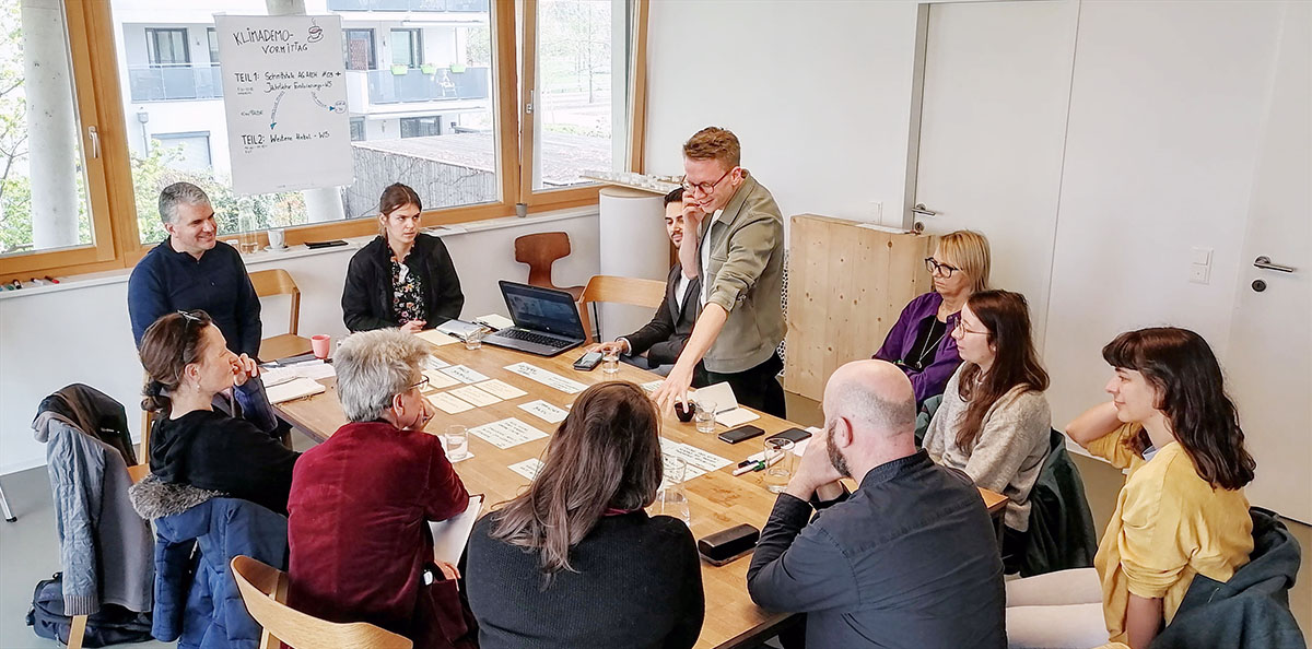 Meeting des Forschungs-Konsortialteams im April 2023 - Menschen um einen Tisch