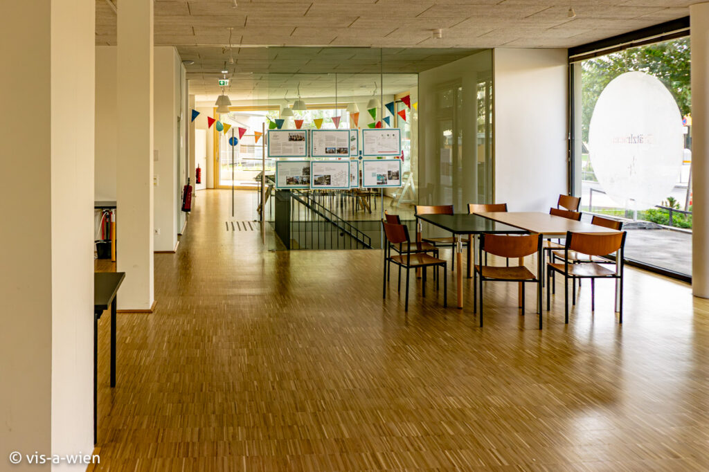 Innenansicht Grätzlraum mit Sesseln und Tischen