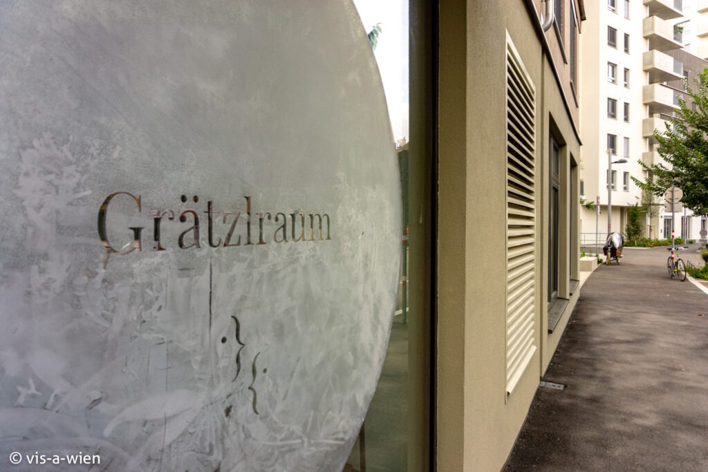 Außenansicht Fenster Grätzlraum mit der Aufschrift "Grätzlraum"