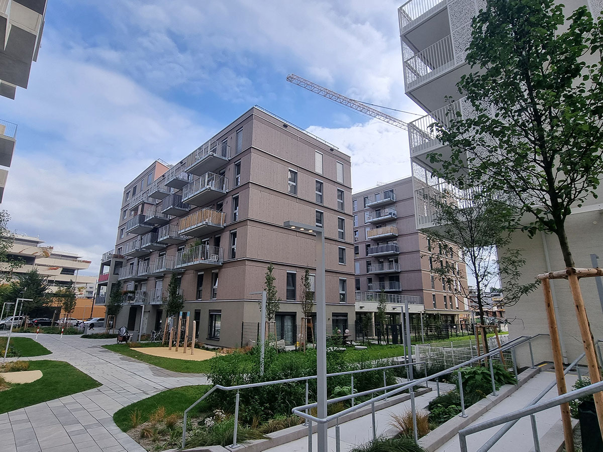 Gebäude vom Südwest-Eck betrachtet. Man sieht die beiden Südfassaden - die Enden des U-Förmigen Bauteils und die beiden Westfassaden - eine in den Hof, eine zur Promenade hin zeigend.